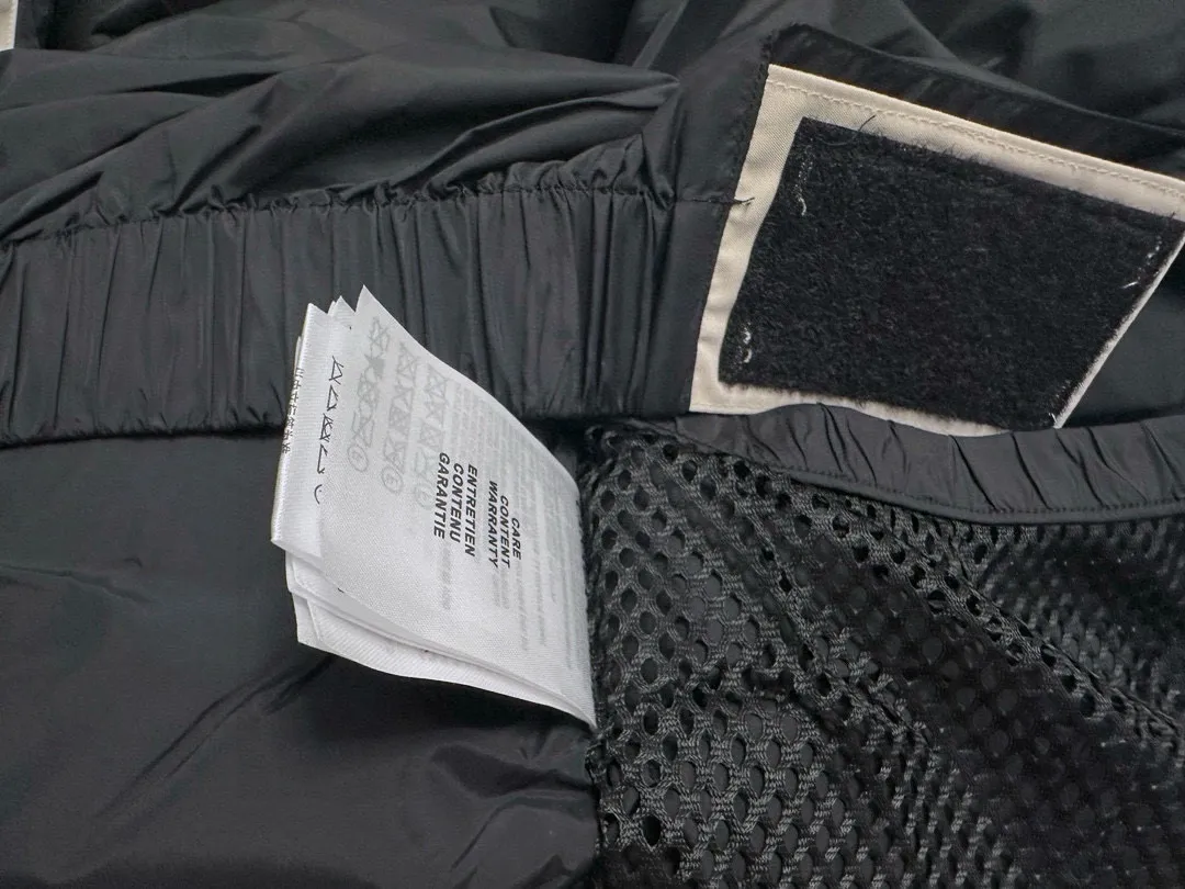 P780 Top Purchasing Version (Wolf Hair Optional) 🇨🇦CANADA GOOES 24 new models 08 models/couple models Factory direct supply: supplying global purchasing agents, micro-business, entities, Tmall, high-end stalls and studio cooperation, free shipping! Canada Goose Expedition Parka 2008 is the same style for men and women. It is mid-length and the most timeless classic. All Arctic and Antarctic scientific expedition teams choose Canada Goose as their cold-proof equipment. It is the Rolls-Royce of down jackets. ➖ Industry-leading anti-counterfeiting chip sensing. ➖ Imported Behringer embroidery machines and customized embroidery labels, the highest level and industry leading. ➖ Imported Korean 21-count polyester-cotton blended original fabric, TC85 waterproof coated fabric, water-repellent, windproof and wear-resistant. ➖ The new national standard 80 white duck down is filled with an average of 520 grams of down. The amount of down filled is industry-leading. ➖ 100% nylon lining with double double-layer sealing design to prevent velvet running, and seamless thread design on the cuffs! ➖ Western Canadian Green Wolf Collar. ➖ Yoshida YKK provides original factory-customized electroplated sliders. YKK two-way lockable zippers are tight and smooth and do not peel off paint. ➖ 3M composite Velcro is durable and the accessories and hardware are all custom-made. Note: Our copywriting is only simple and clear. Instead of bragging about the copywriting, it is better to compare and understand with samples. Only for the purest goose, the most dedicated, the most professional, the highest quality, the highest cost performance!  Size:XS-XXL